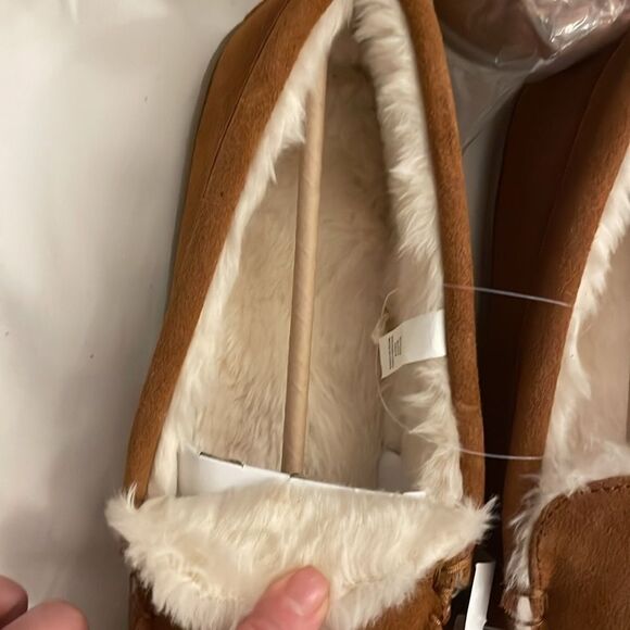 CAMEL COLOR SUEDE SLIPPERS.  NEW WITH TAGS.   FLUFFY, COMFY - Picture 5 of 5